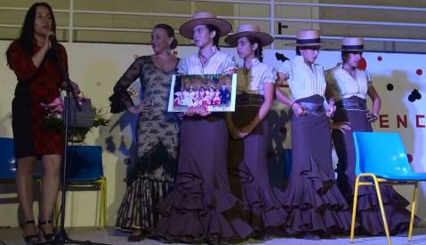 Isabel Sabino, vereadora da cultura, com Ana Castilla e o grupo de baile Rumbo Flamenco